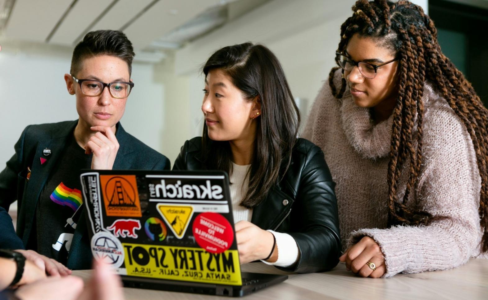 Deep Learning Kursteilnehmer während kollaborativer Projektentwicklung