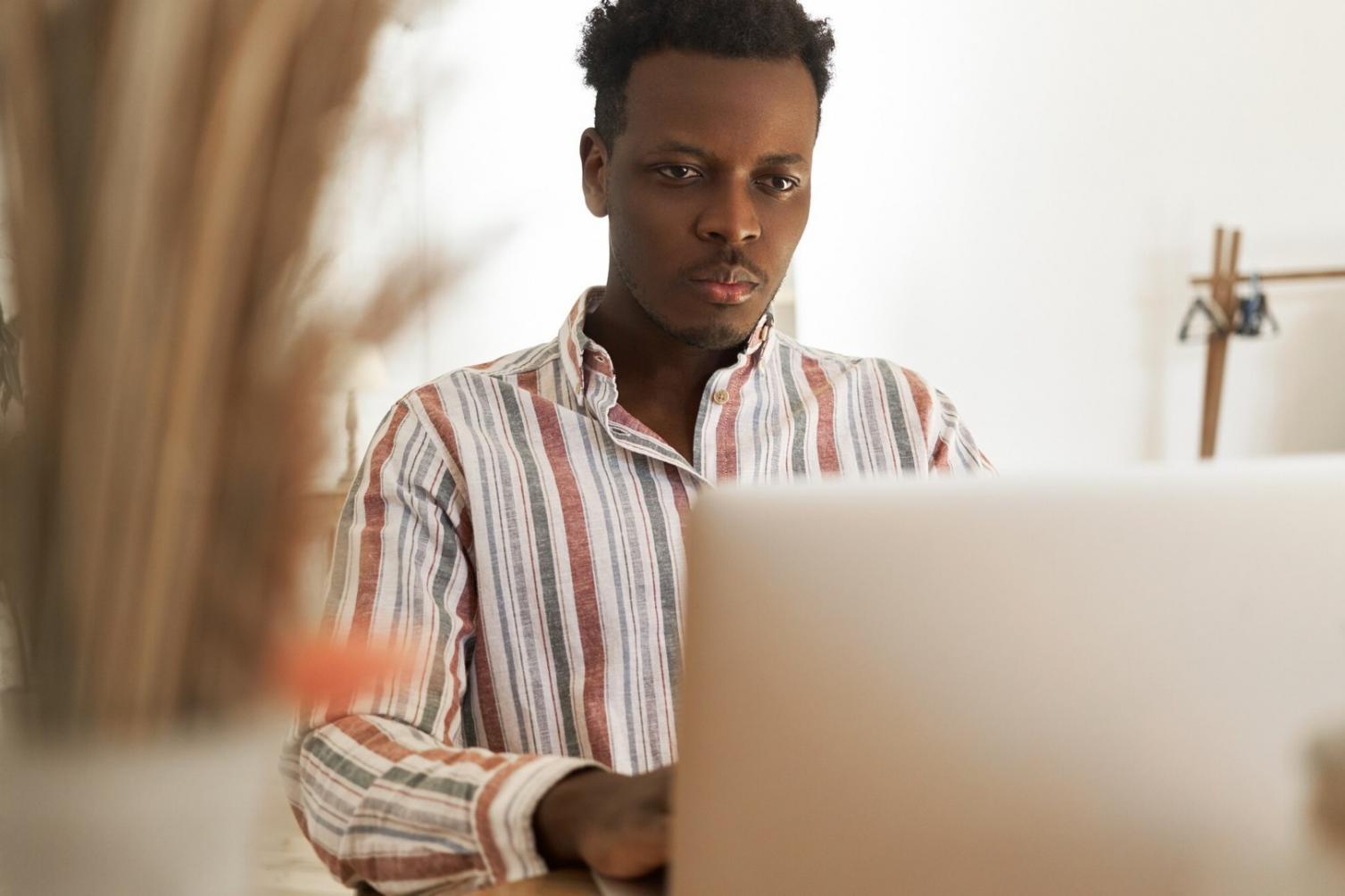 Teilnehmer bereitet sich auf Deep Learning Kurs vor